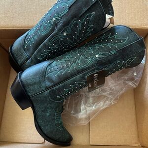 Women’s snip toe cowgirl boots